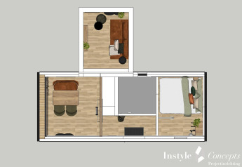 Plantegning af et lille hus med opholdsstue, spisebord, soveværelse og træmøbler, Camping Si-Es-An.