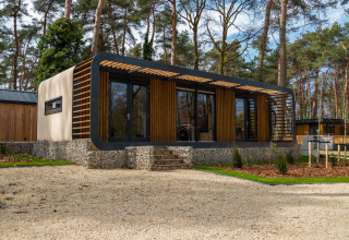 Lodge Modus Wellness a Hoge Kempen, Belgio, con architettura moderna immersa nella natura e nei boschi.