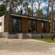 Moderne Modus Wellness Lodge im Hoge Kempen, Belgien, mit stilvoller Architektur im Wald gelegen.