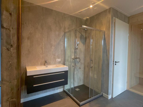 Moderne badkamer in Modus Wellness, Hoge Kempen, België met een glazen douche en een hangende wastafel.