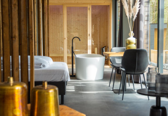 Interieur van een hedendaagse wellnesslodge bij Modus Wellness, Hoge Kempen, België, met losstaand bad.