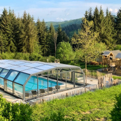 Camping Domaine La Chabanne: Piscina cubierta y área de juegos al aire libre en Auvergne-Rhône-Alpes, Francia.