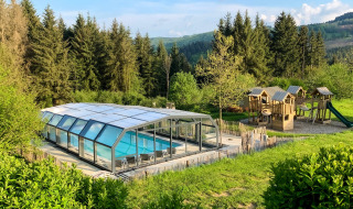 Camping Domaine La Chabanne: Piscina cubierta y área de juegos al aire libre en Auvergne-Rhône-Alpes, Francia.