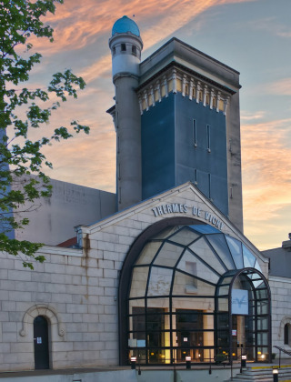Arquitectura del balneario Thermes de Vichy al atardecer cerca de Châtel-Montagne, Auvergne-Rhône-Alpes, Francia.
