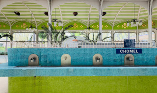 Fuente de aguas termales de mosaico turquesa en Châtel-Montagne, Auvergne-Rhône-Alpes, Francia, interior.