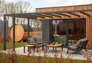 Terraza moderna con asientos al aire libre y sauna de madera en la Holiday villa Amalia en Hofparken De Bergvennen.