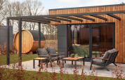 Moderne patio met buitenzit en houten sauna bij Holiday villa Amalia in Hofparken De Bergvennen, Nederland.