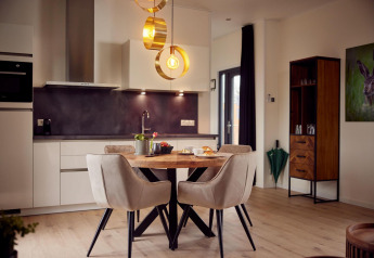 Moderne keuken en eetruimte in Holiday villa Amalia + sauna bij Hofparken De Bergvennen, Nederland.