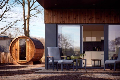 Udendørs udsigt over Holiday villa Amalia 2 med sauna ved Hofparken De Bergvennen, møbleret terrasse.