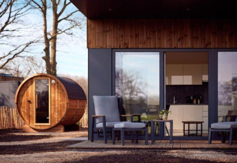 Außenansicht der Holiday Villa Amalia 2 mit Sauna bei Hofparken De Bergvennen, möblierte Terrasse.