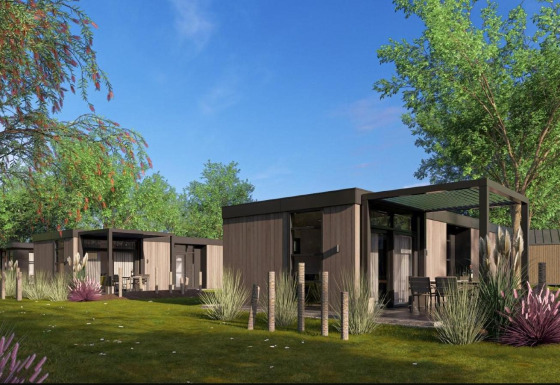 Moderne Lodges im Batenburgh Deluxe im Veluwepark de Bosgraaf, umgeben von viel Grün und Bäumen.
