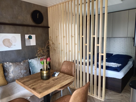 Modern interieur van tiny house bij Kohnenhof in Luxemburg, met eetruimte en apart slaapdeel.