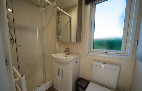 Baño moderno en la cabaña Velthorst de Poort van Zeeland, Países Bajos, con ducha y ventana amplia