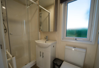 Baño moderno en la cabaña Velthorst de Poort van Zeeland, Países Bajos, con ducha y ventana amplia