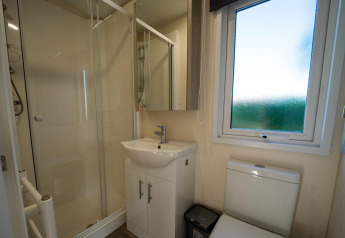 Modernes Badezimmer in einer Velthorst-Lodge bei Poort van Zeeland, Niederlande, mit Dusche und Fenster