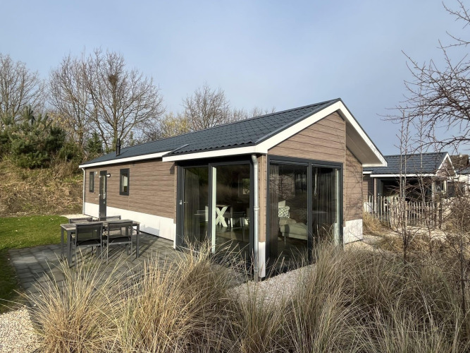 Vista exterior del moderno lodge Velthorst en Poort van Zeeland, Países Bajos, rodeado de naturaleza.