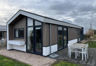 Lodge Velthorst moderno en Poort van Zeeland, Países Bajos, con patio y mesa de comedor exterior.