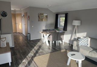 Interior de la cabaña Velthorst en Poort van Zeeland, Países Bajos, con comedor y sala de estar moderna.
