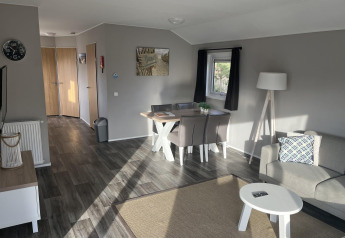Interno della lodge Velthorst a Poort van Zeeland, Paesi Bassi, con sala da pranzo e soggiorno moderni.