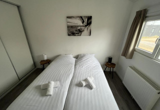 Dormitorio en la cabaña Velthorst de Poort van Zeeland, Países Bajos, con dos camas individuales.