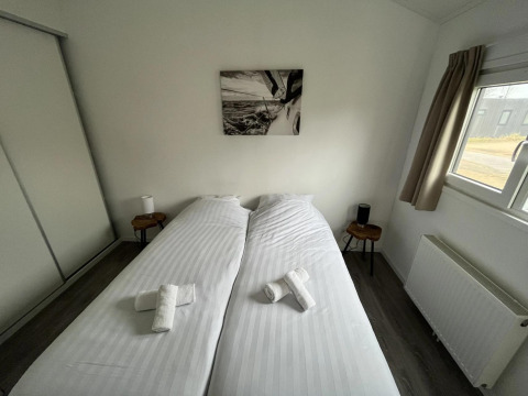 Schlafzimmer in der Velthorst-Lodge in Poort van Zeeland, Niederlande, mit zwei Einzelbetten.