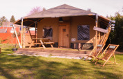 Tente safari Cottage au Camping Vossenberg, Pays-Bas, avec terrasse en bois et mobilier de jardin.