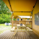 Tienda safari Glamping Deluxe tipo 1 en Holiday Park Duinhoeve, Países Bajos, con terraza y mesa de picnic.