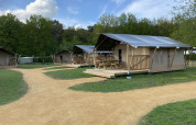 Cabañas Glamping Deluxe tipo 2 en Holiday Park Duinhoeve, Países Bajos, con lujosas tiendas y senderos.