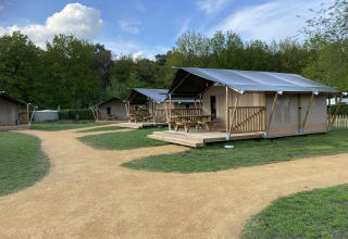 Cabañas Glamping Deluxe tipo 2 en Holiday Park Duinhoeve, Países Bajos, con lujosas tiendas y senderos.