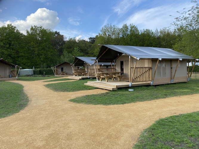 Glamping Deluxe type 2 lodges bij Holiday Park Duinhoeve in Nederland met luxe tenten en wandelpaden.