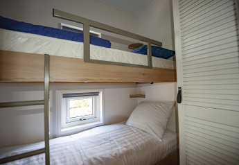 Moderne køjeseng på Dune Lodge Family, Camping Zonneweelde, Holland, minimalistisk og hyggeligt værelse.