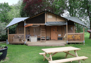 Tienda safari Ranger DeLuxe con jacuzzi en Camping Vossenberg, Países Bajos, con terraza de madera.