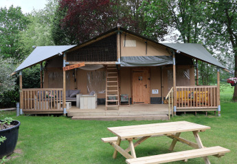 Tenda Safari Ranger DeLuxe con vasca idromassaggio al Camping Vossenberg nei Paesi Bassi, patio in legno.