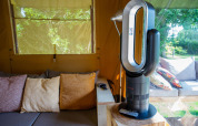 Wohnbereich im Safari-Zelt Cottage Kaa mit Ventilator und Kissen bei Camping Vossenberg, Niederlande.