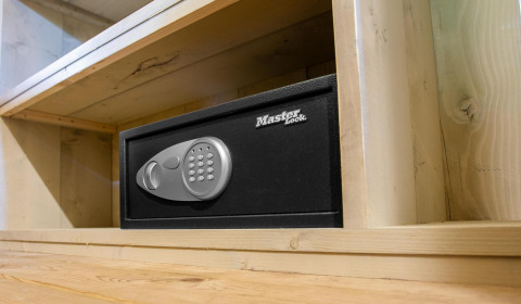 Master Lock safe placed on a wooden shelf in Safari tent Cottage Kaa at Camping Vossenberg, Netherlands.