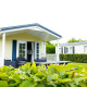 Delta Lodge ved Holiday Park Duinhoeve i Holland med terrasse, havemøbler og grønne omgivelser.