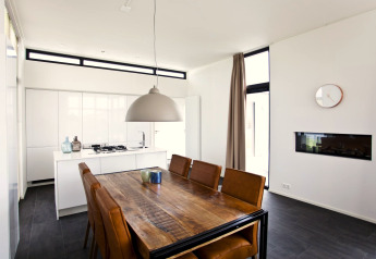 Moderne spise- og køkkenområde i L-Cube 6 lodge ved Schoneveld, Nederlandene, med stilfuldt interiør.