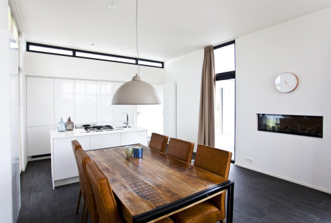Moderne eet- en keukenruimte in L-Cube 6 lodge te Schoneveld, Nederland, met stijlvol interieur.