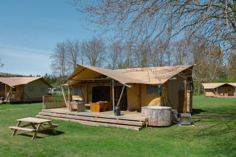 Glamping tent La Gran Vida, safaritent op Resort de Parel in Nederland met houten terras en hottub.