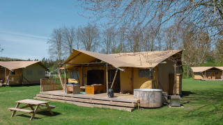 Tente glamping La Gran Vida, tente safari au Resort de Parel, Pays-Bas, avec terrasse et bain à remous.