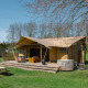 Glamping tent La Gran Vida, safaritent op Resort de Parel in Nederland met houten terras en hottub.