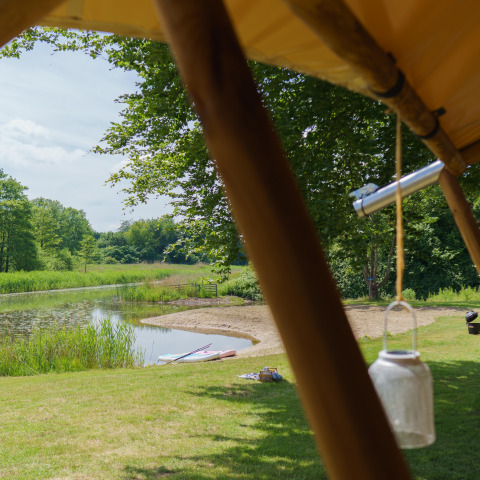 Blick aus dem Safari-Zelt La Gran Vida im Resort de Parel, Niederlande, auf Teich und Wiese
