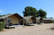 Safari telte på rekreationspark og marina Rhederlaagse Meren i Holland under en klar blå himmel.