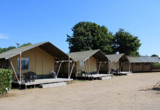 Tentes safari au parc de loisirs et marina Rhederlaagse Meren aux Pays-Bas sous un ciel bleu.