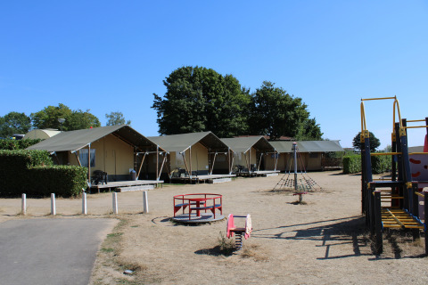 Tende safari e parco giochi al sole al parco ricreativo e marina Rhederlaagse Meren nei Paesi Bassi.