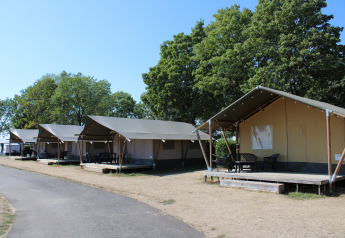 Safari-Zelte auf dem Erholungspark und der Marina Rhederlaagse Meren in den Niederlanden.