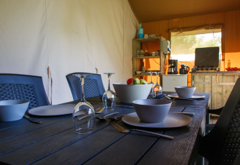 Mesa de comedor puesta en tienda safari en el parque Rhederlaagse Meren, Países Bajos.