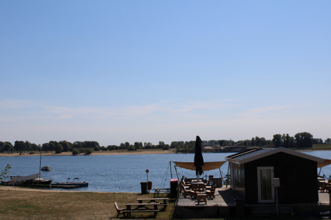 Vue sur le lac depuis la tente safari au parc de loisirs et marina Rhederlaagse Meren aux Pays-Bas.