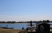 Uitzicht op het meer vanaf de safaritent bij recreatiepark en jachthaven Rhederlaagse Meren, Nederland.