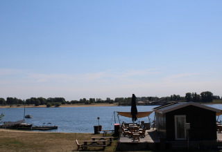Vista sul lago dalla tenda safari al parco ricreativo e marina Rhederlaagse Meren nei Paesi Bassi.